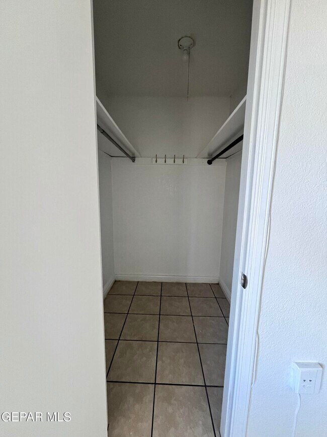 Building Photo - 5524 Oakbriar Cir