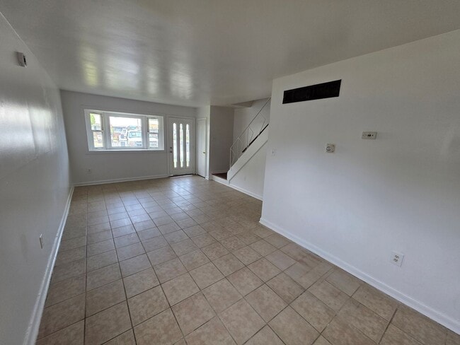 Building Photo - 66 Thorn Ln