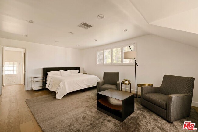Building Photo - 3414 N Knoll Dr