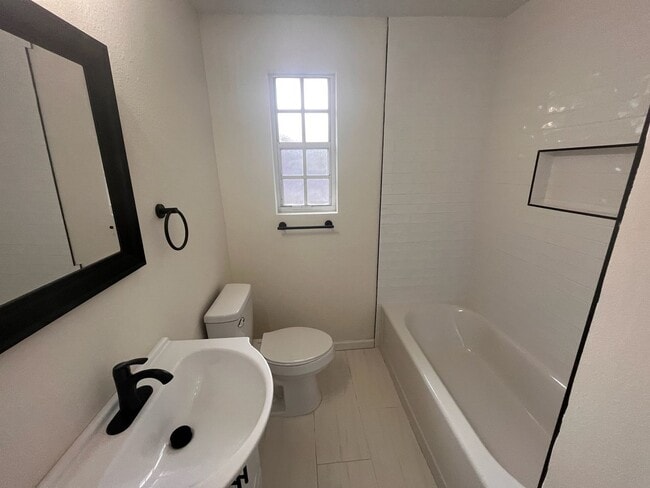 Building Photo - Two Bedroom One Bath Upstairs Apartment In Avondale