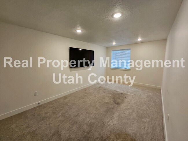 Building Photo - Provo Town home