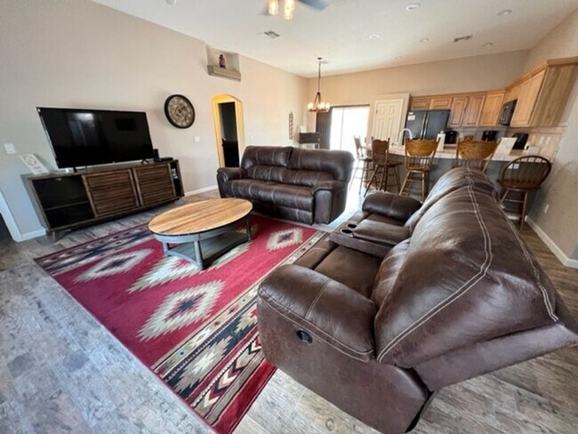 Building Photo - 3 BR LUXE Home-Walk to Colorado River, Golf & near Rotary Park.