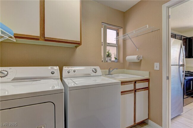 Building Photo - 8912 Signal Terrace Dr