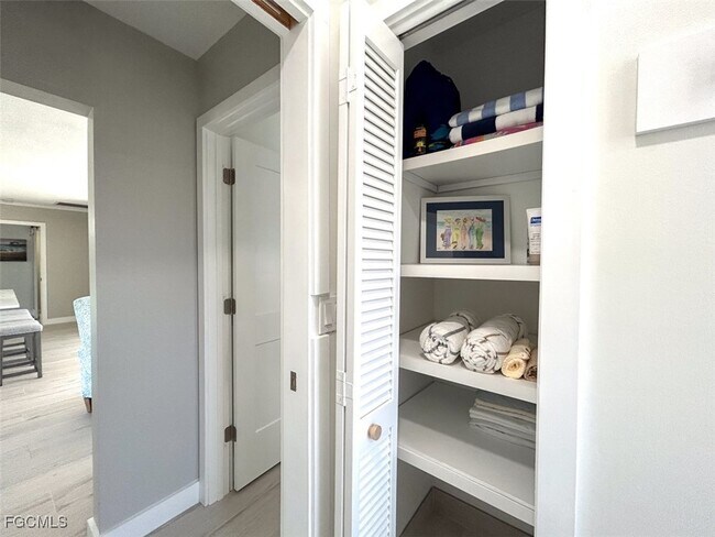 Building Photo - 915 Don Juan Ct