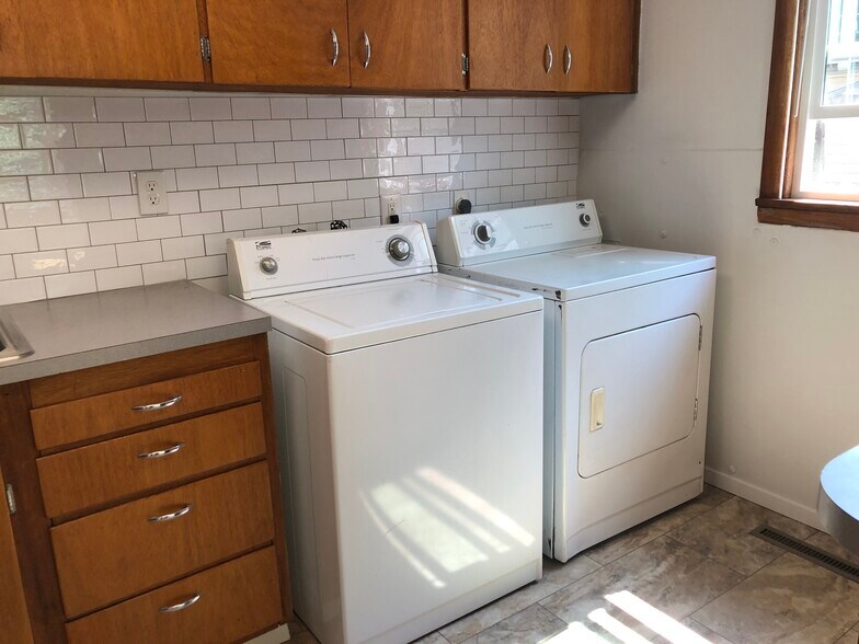 Building Photo - 610 NE Gray Ln