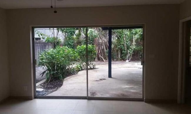 Building Photo - 615 NE 8th Ave