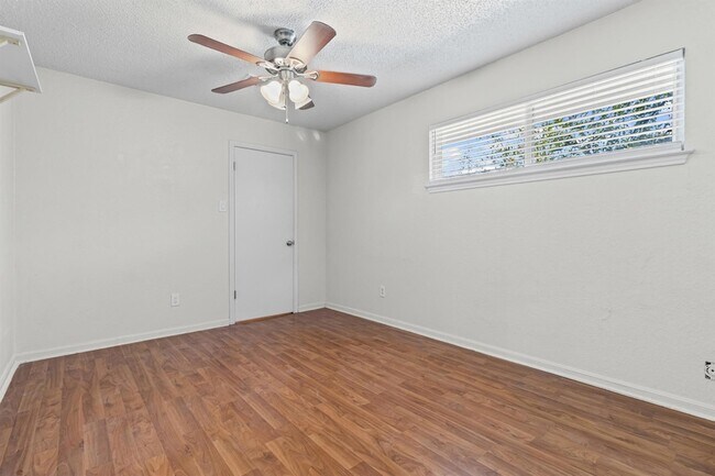 Building Photo - 8113 Baywood Dr