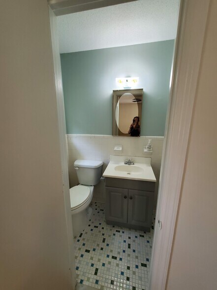 Building Photo - 301 W Lakeside Ave