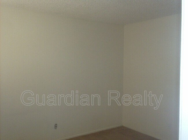 Building Photo - 2209 Tall Pine Dr