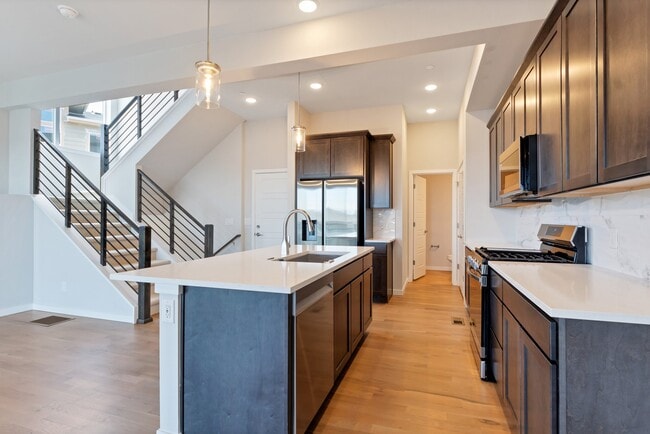 Building Photo - 549 Canary Ln