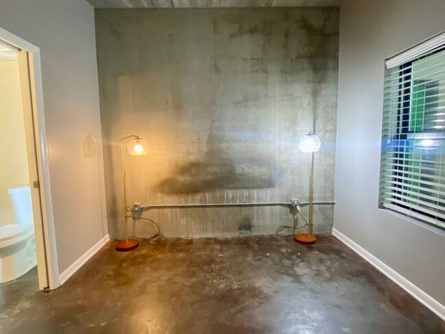 Building Photo - 1 Bedroom Industrial Condo in Downtown Cha...