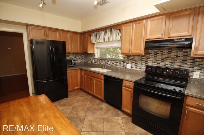 Building Photo - 3 br, 2 bath House - 2108 Oak St