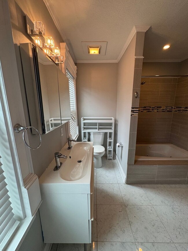 Building Photo - Charming 2 Bedroom 2 Bathroom House in Lawrenceville!