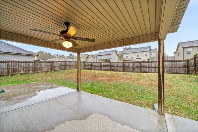 Building Photo - Pet Friendly Three Bedroom in Rossview!