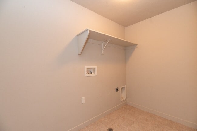 Building Photo - Beautiful Home in Midvale!