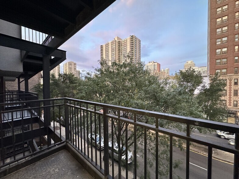 Building Photo - 1220 N La Salle Dr