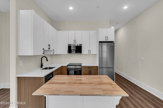 Building Photo - 527 Bangs Ave