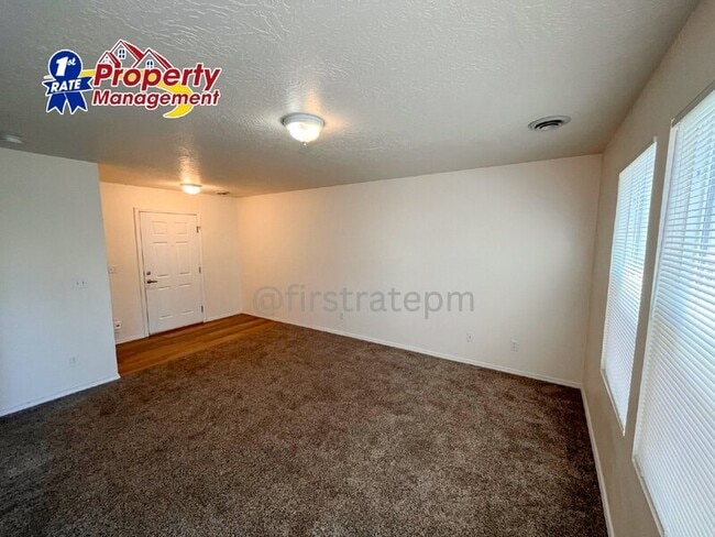 Building Photo - 1141 N Dove Ave