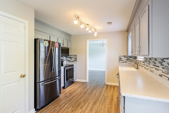 Building Photo - 110 Granary Dr