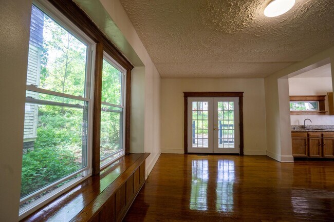 Building Photo - 960 Lancaster Ave