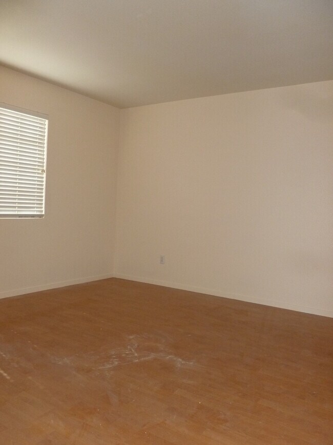 Building Photo - 1705 Encarta St