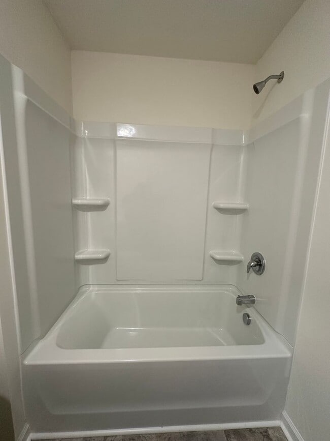 Building Photo - 3 Bedroom / 2.5 Bath Townhome Kingsport, TN