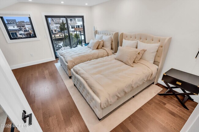 Building Photo - 320 Silver Lagoon Dr