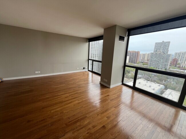 Building Photo - 4343 N CLARENDON Ave