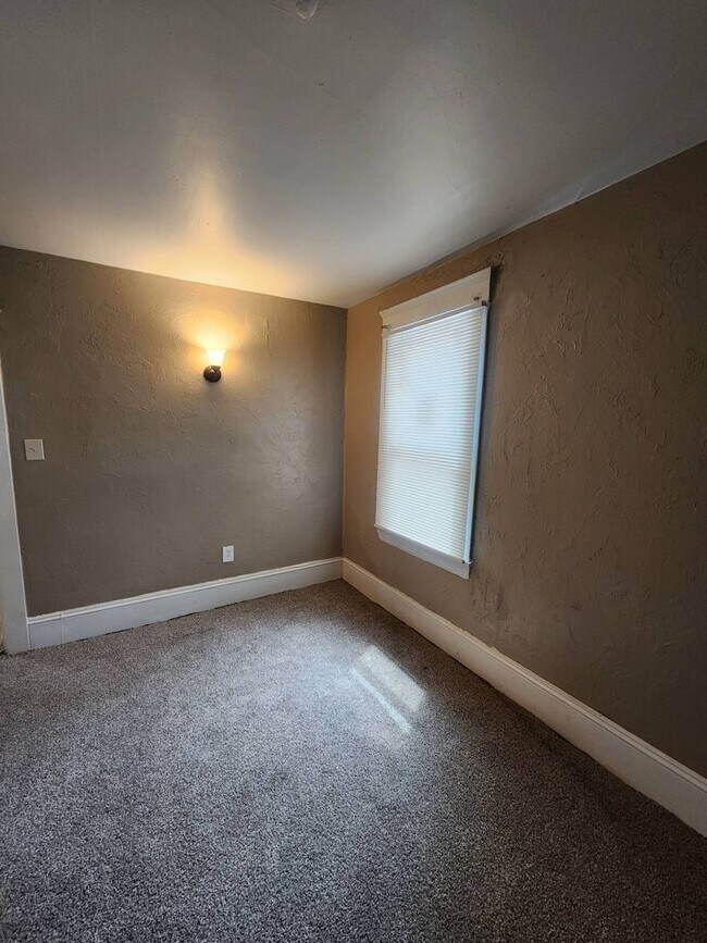 Building Photo - Charming 4-Bedroom Property in Prime Location
