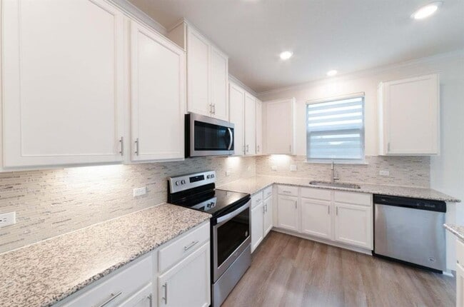 Building Photo - 803 Sandhill Branch Dr