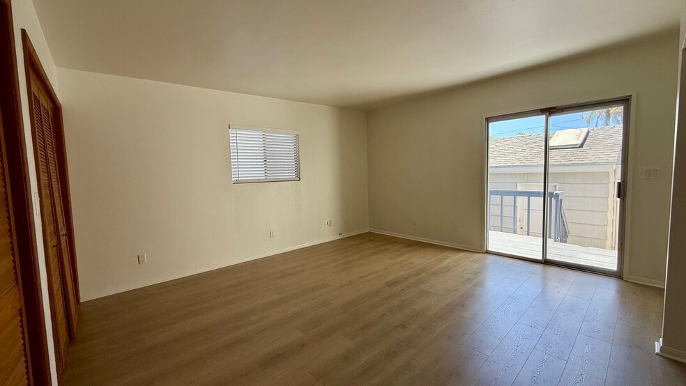 Master bedroom with sliding doors to deck - 935 Sapphire St