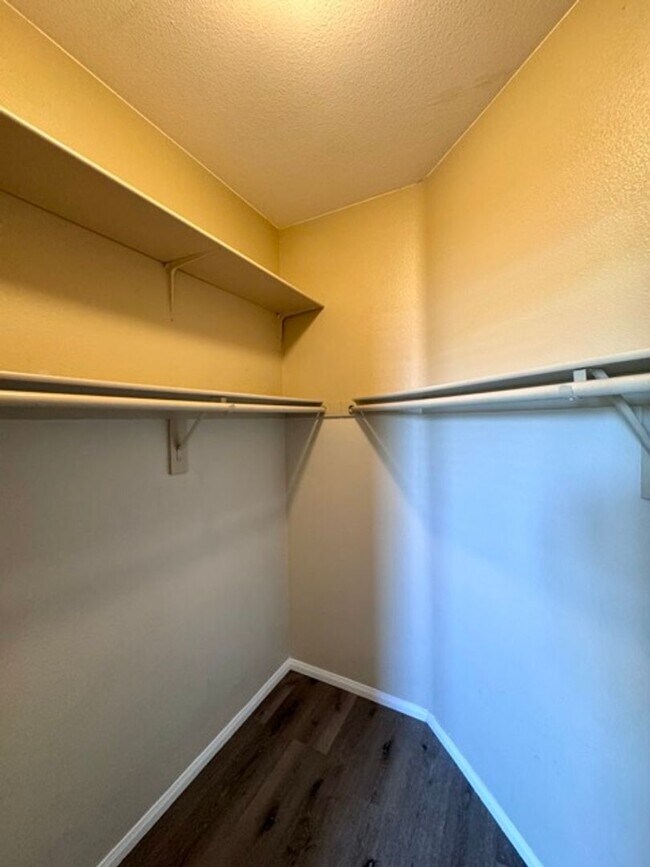Building Photo - Move-In Special! Move in by September 15 a...