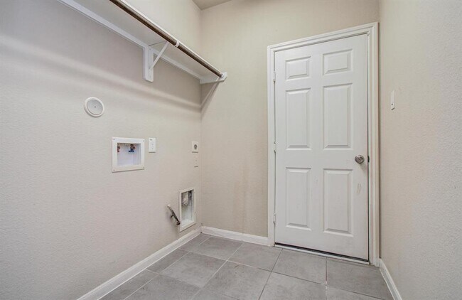 Building Photo - 15618 Whispering Green Dr