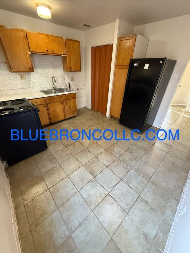 Building Photo - Nice house, great location!