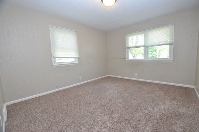 Building Photo - Cute Move-in Ready Duplex!