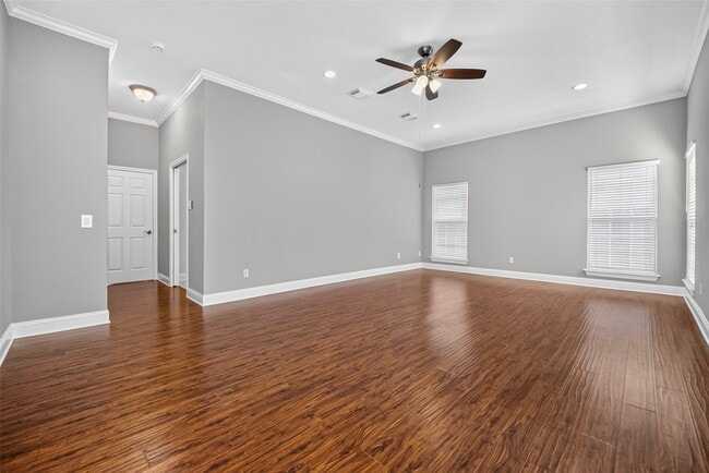Building Photo - 10310 Chevy Chase Dr
