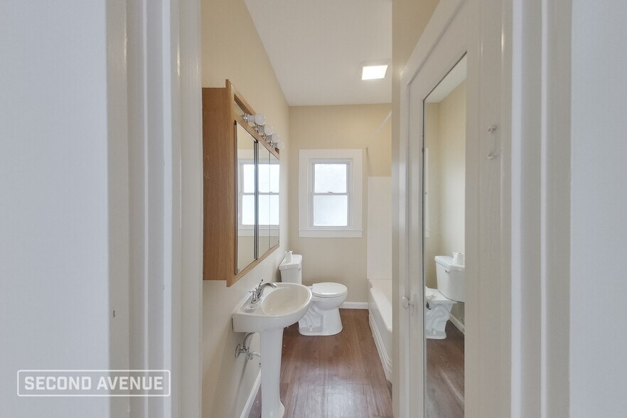 Building Photo - 601 E 4th St