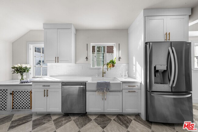 Building Photo - 2615 Canyon Dr