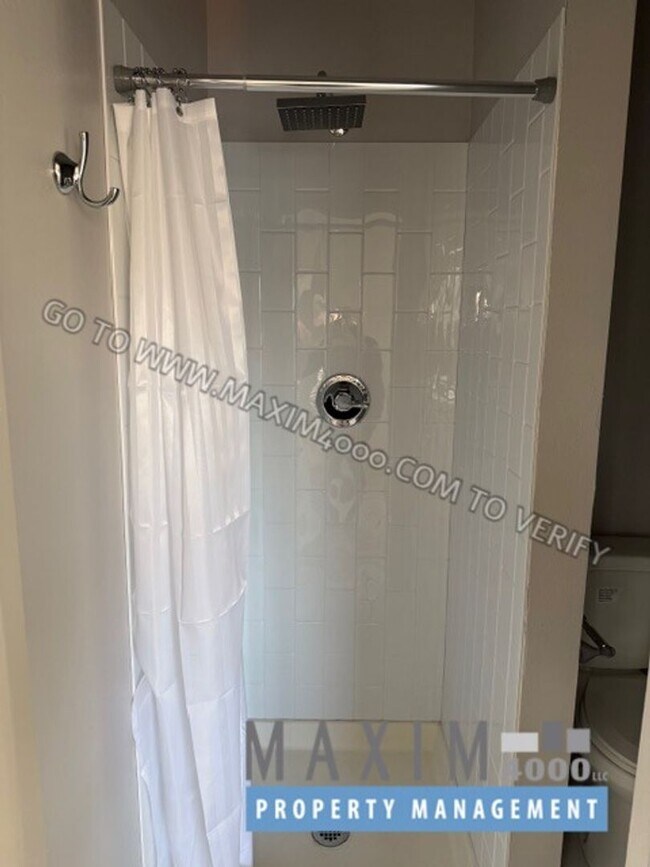 Building Photo - 559 N Sparn St