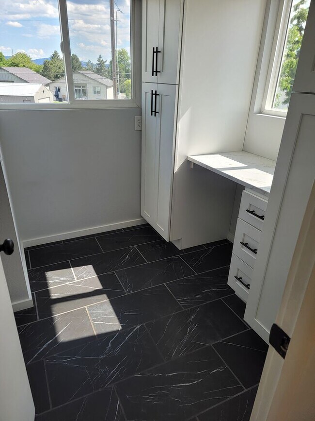 Building Photo - Beautiful 3-Bedroom Home - EV Charger - Pet Friendly