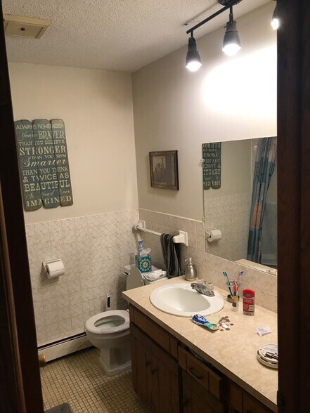 Main full bathroom - 2233 5th Ave, NE