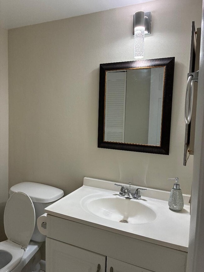 Building Photo - 98 Capri B