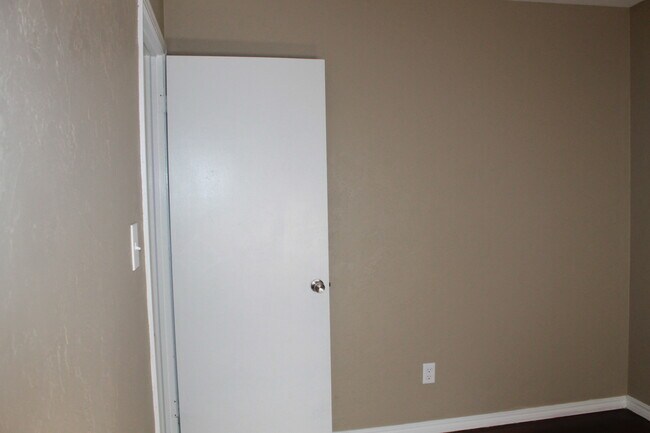Building Photo - 3 Beds - Tinker Close