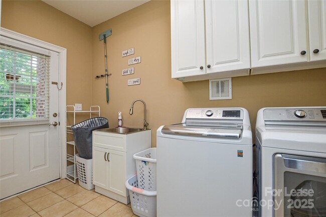Building Photo - 5004 Woodview Ln