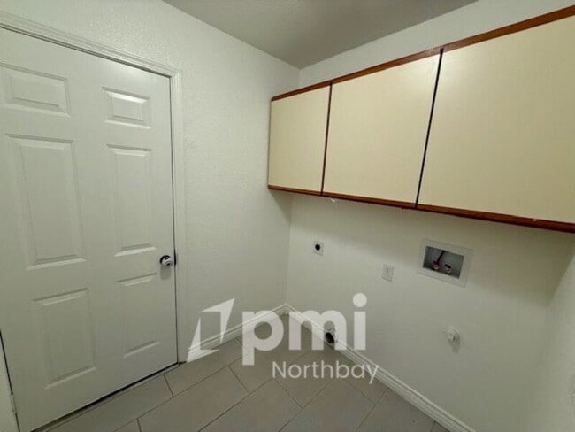 Building Photo - 1126 Meadowlark Dr