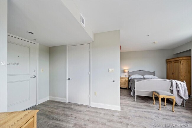 Building Photo - 5725 Sunset Dr