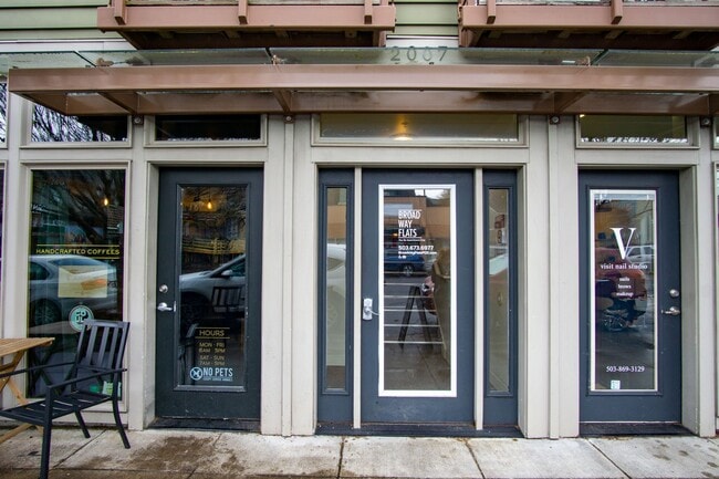 Building Photo - Contemporary Studio in the Heart of the Ea...