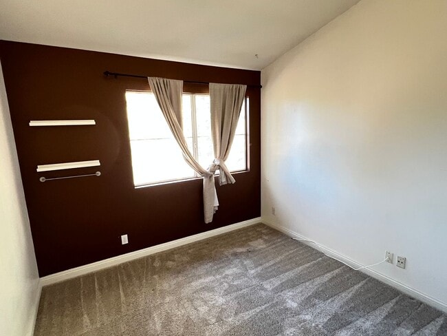 Building Photo - Light Filled 2 Bed 2 Bath Tustin Condo wit...