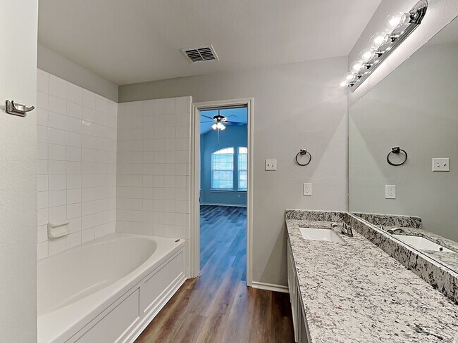 Building Photo - Charming 3-Bed, 2-Bath Home in Dallas with Garage Parking