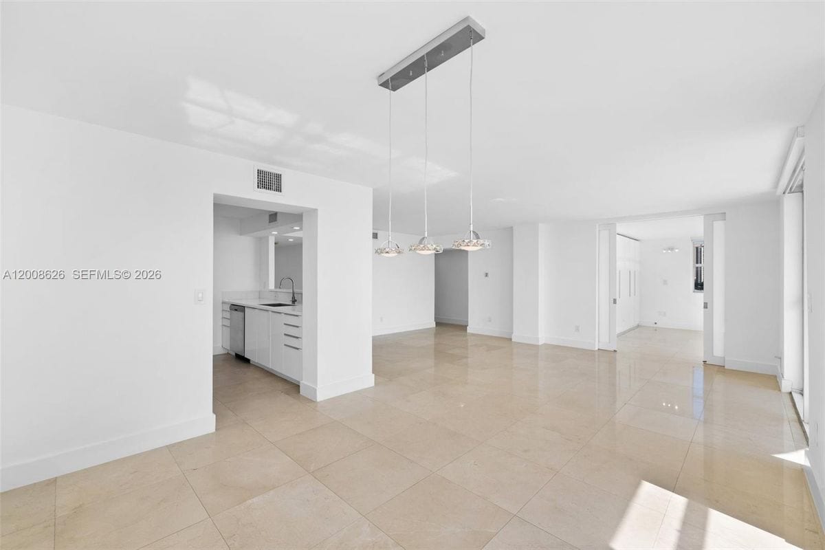 Building Photo - 1420 Brickell Bay Dr